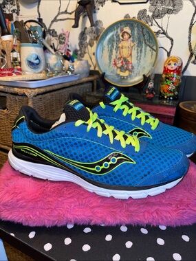 EUC  Saucony Grid Spectrum running shoes. Breathable textured mesh overla